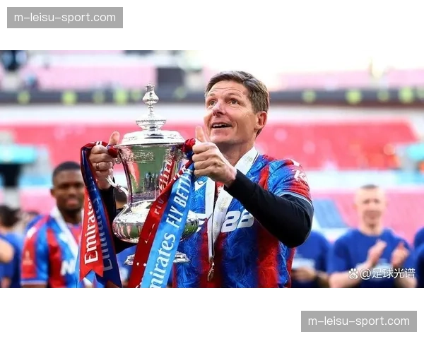 特写：绝杀被VAR吹掉后，水晶宫主帅格拉斯纳在场边的沉默