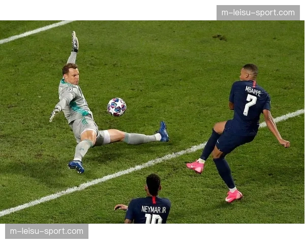 特写：诺伊尔做出关键扑救后拍打门柱激励队友