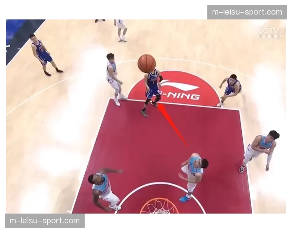 老鹰队特雷·杨伤停,球队训练课重点演练无核心后卫的“多点突分”战术 老鹰队特雷·杨伤停,球队训练课重点演练无核心后卫的“多点突分”战术
