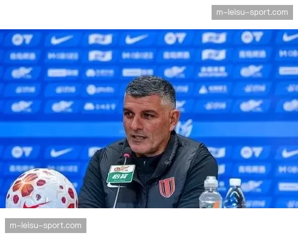 赛前新闻发布会,成都蓉城主帅确认将变阵三中卫应对强敌。 赛前新闻发布会,成都蓉城主帅确认将变阵三中卫应对强敌。